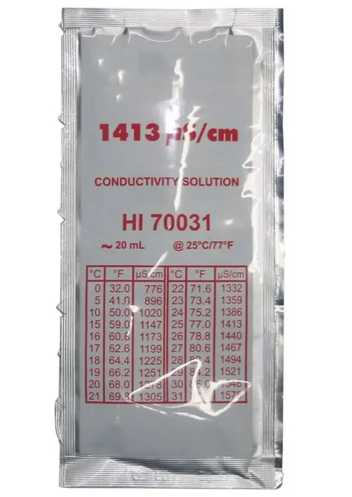 Verpackung mit einer Kalibrierlösung von Judo, die eine elektrische Leitfähigkeit von 1413 µS/cm bei 25°C angibt. Tabelle mit Temperatur- und Leitfähigkeitswerten aufgedruckt.